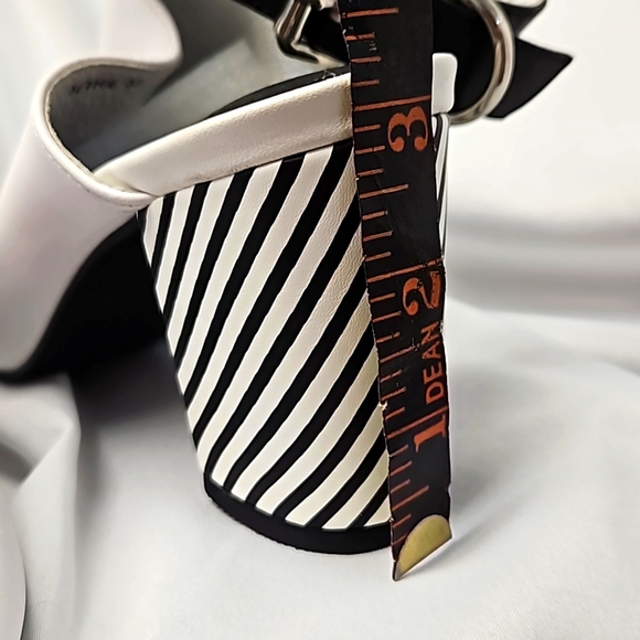 So chic! Tamara London, "Bethie" black and white shoes sz 37 - Picture 11 of 12